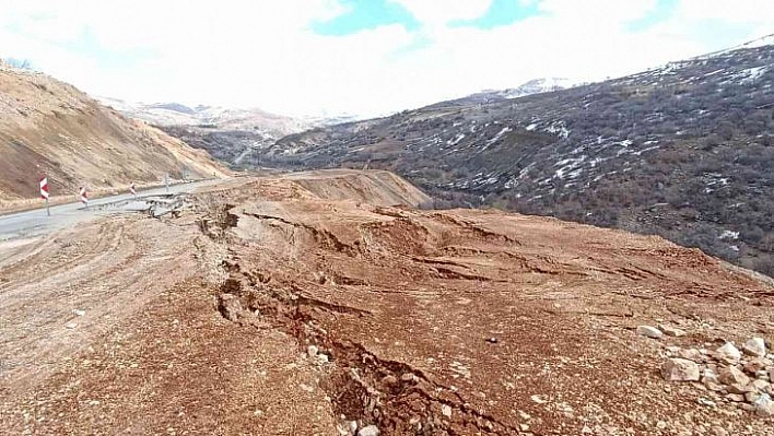 Tunceli'de yağış nedeniyle yol çöktü