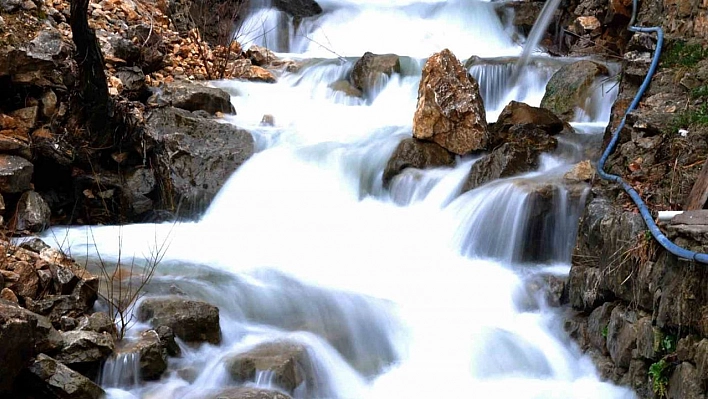 Tunceli'de Zenginpınar Şelalesi baharla birlikte coştu