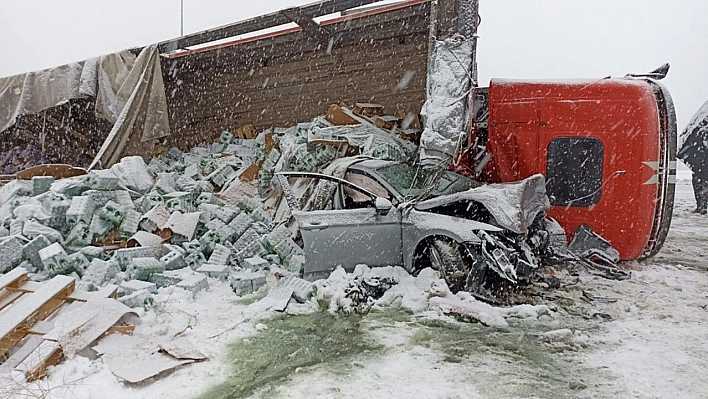 Tunceli-Elazığ Karayolunda Tır Otomobilin Üzerine Devrildi: 2 Yaralı