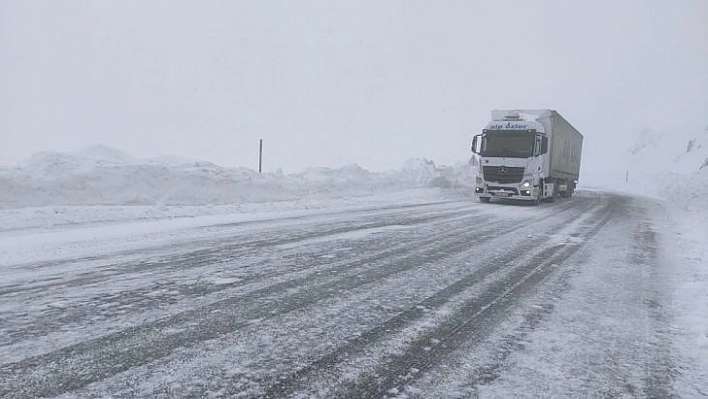 Tunceli-Erzincan kara yolu zincirsiz tır geçişine kapatıldı