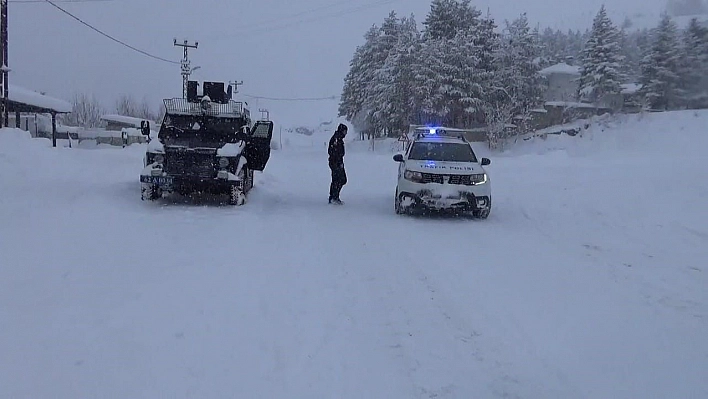 Tunceli-Erzincan karayolu, çığ nedeniyle ulaşıma kapatıldı