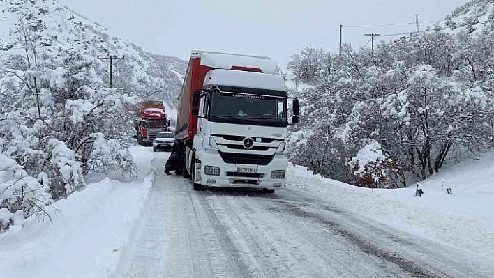 Tunceli-Erzincan karayolu zincirsiz tır geçişlerine kapatıldı