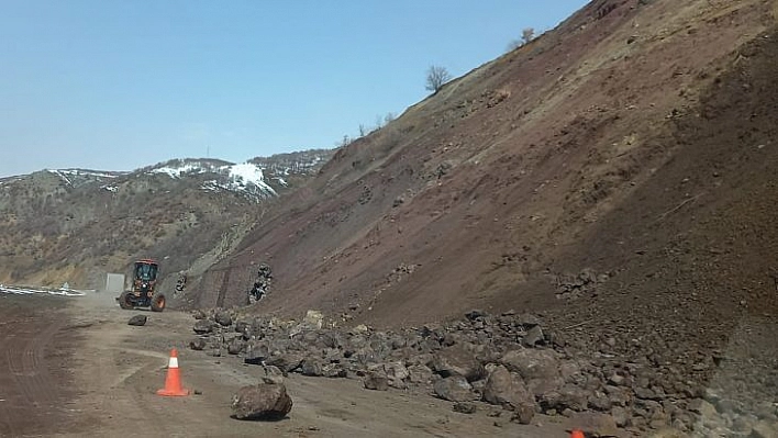 Tunceli-Erzincan karayoluna kayalar düştü