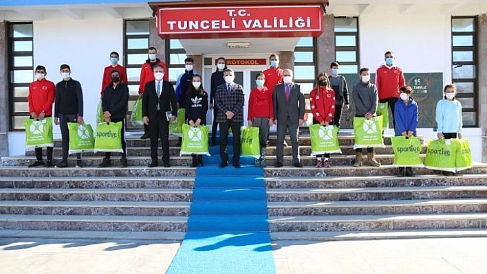 Tunceli Valisi Özkan, sporculara kayak takımı hediye etti