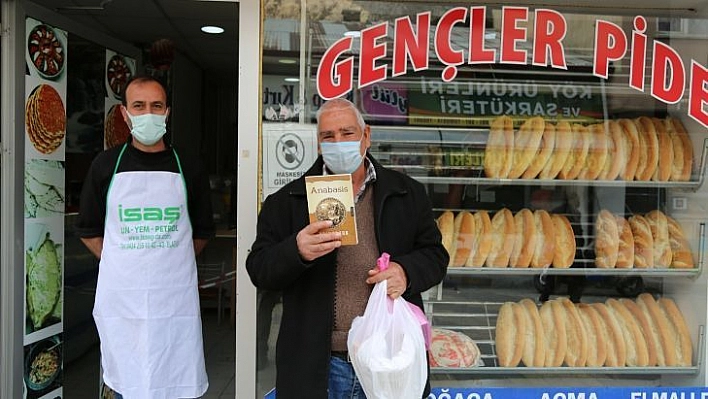 Tuncelili esnaftan örnek uygulama 'Askıda kitap'