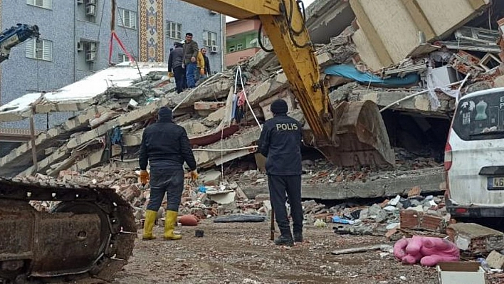 Türkiye Genelinde '1541 vatandaş hayatını kaybetti, Elazığ'da 6 Bina Yıkıldı