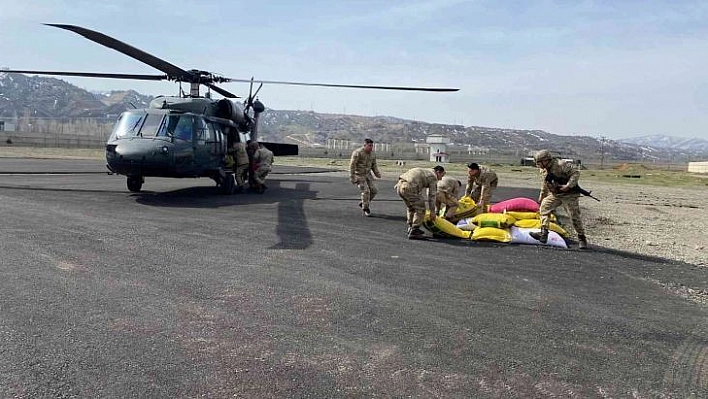 Üreticinin imdadına jandarma yetişti, yemler helikopter ile ulaştırıldı