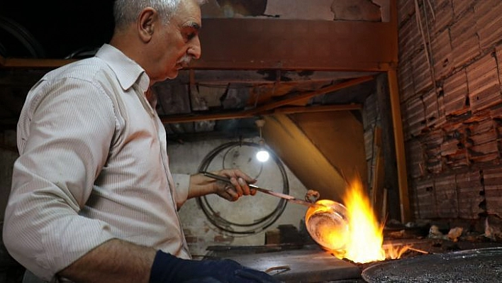 Ustasından öğrendiği mesleği 54 yıldır sürdürüyor