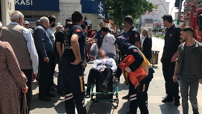 Üzerine benzin döküp kendini yakmaya kalkıştı, ekipler ikna etti