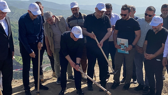 Vali Hatipoğlu, 3 bin yıllık tarihi Palu Kalesi için ilk kazmayı vurdu