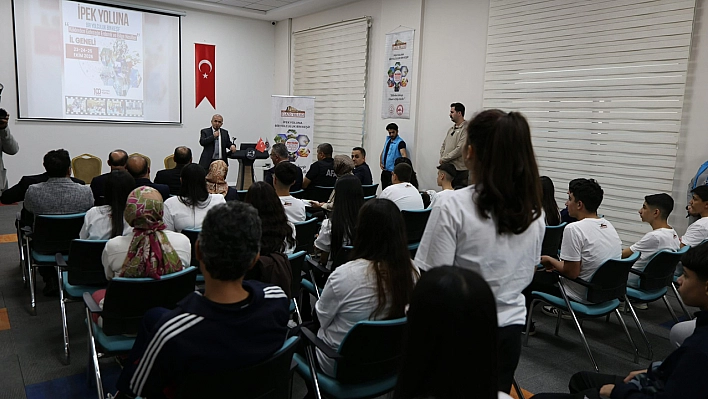 Vali Hatipoğlu, Öğrencilerle İpekyolu Merkezi'nde Bir Araya Geldi