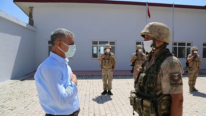 Vali Özkan Mehmetçikle bir araya geldi