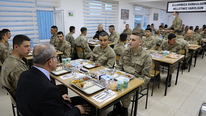 Vali Toraman Askerlerle İftar Yaptı