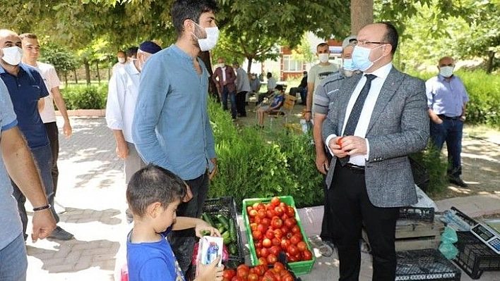 Vali Yırık, tezgahtaki ürünleri alıp halka ikram etti