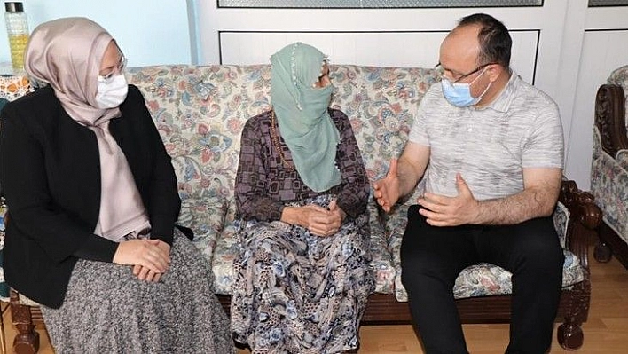 Vali Yırık, Zafer Bayramı'nda 99 yaşındaki Pembe Nine ile bir araya geldi