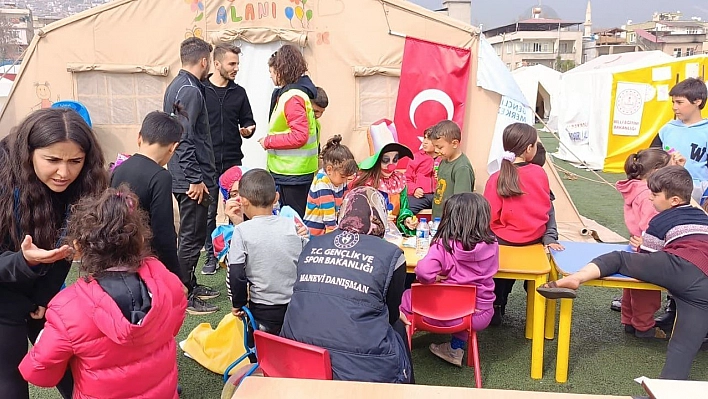 Van Gençlik ve Spor İl Müdürlüğü personeli deprem bölgesinde yaraları sarıyor