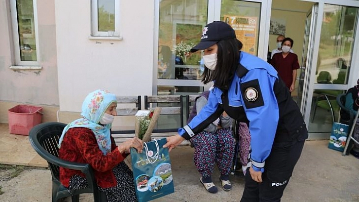 Vefalı eller, Anneler Günü için görevde