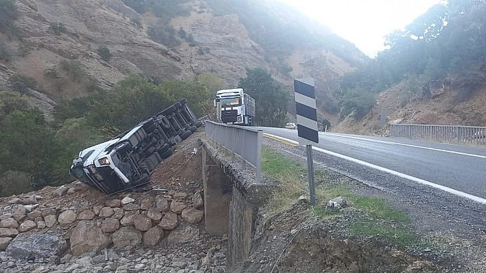 Virajı Alamayan Tır Devrildi: 1 Yaralı