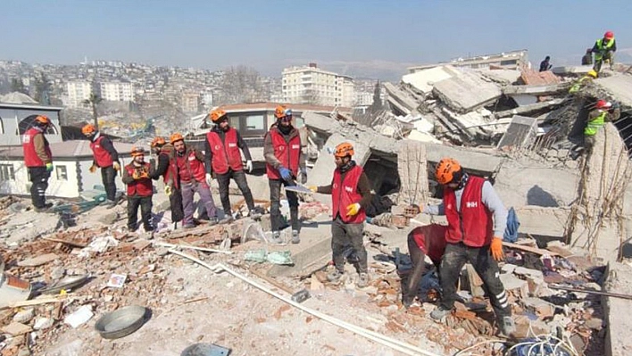 Yabancı uyruklu öğrenciler depremzedeler için seferber oldu