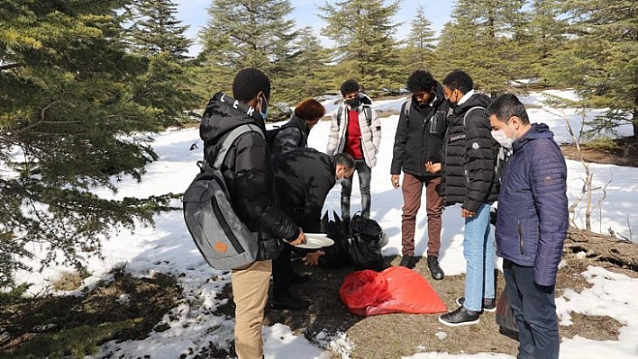 Yabancı Uyruklu Öğrenciler Hayvanlar İçin Doğaya Yem Bıraktı