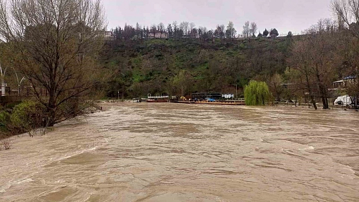 Yağış nedeniyle kapanan Tunceli-Ovacık karayolunda çalışmalar sürüyor