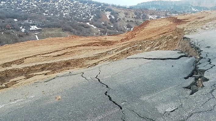 Yağış Nedeniyle Yollar Çöktü