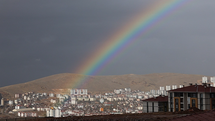 Yağmur Sonrası Gökkuşağı Renk Kattı