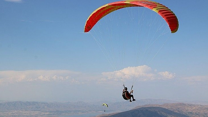 Yamaç paraşütçülerinin gözde mekanı Hazarbaba Dağı