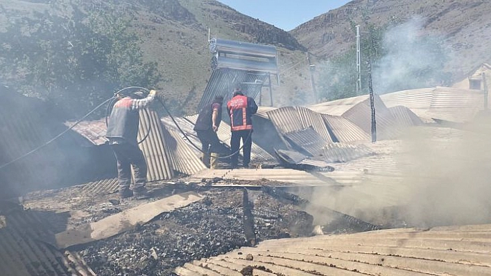 Yangın, bitişik eve de zarar verdi