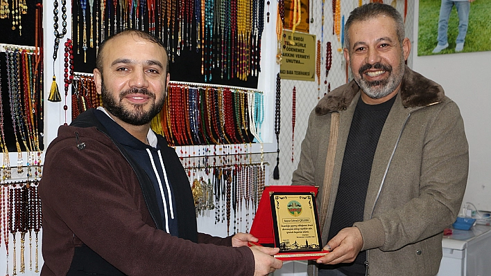 Yaptığı Örnek Davranışla Gündeme Gelen Tespihciye DİKO'dan Plaket