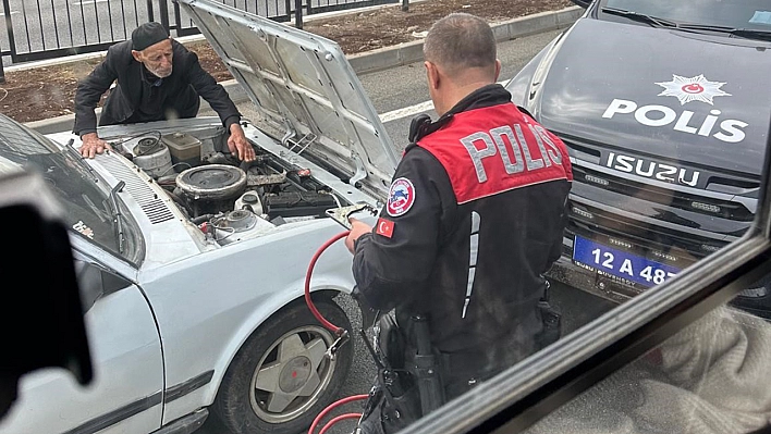 Yaşlı adamın yardımına polis ekipleri yetişti