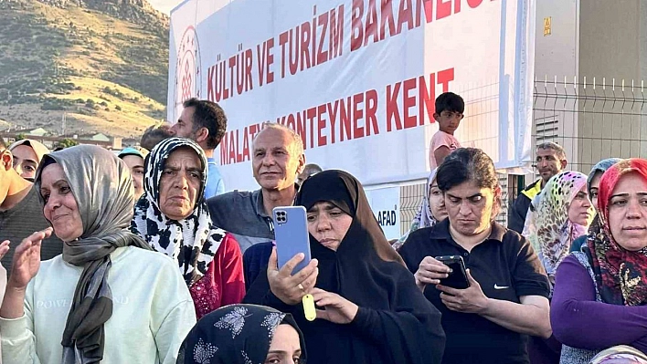 Yavuz Bingöl 'Aşık Veysel'siz 50 Yıl' turnesinde depremzedelerle buluştu