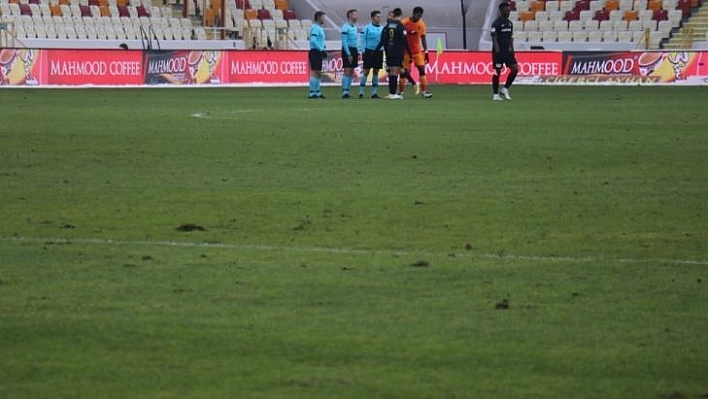 Yeni Malatya Stadı'nın zemini tepki çekti