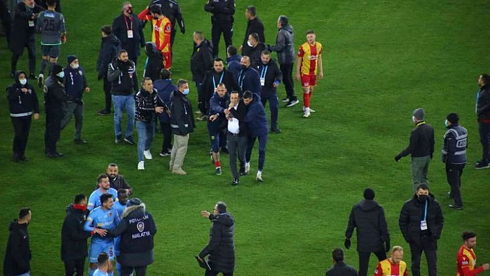 Yeni Malatyaspor-Kayserispor maçı sonrası hakem sahadan çıkamadı