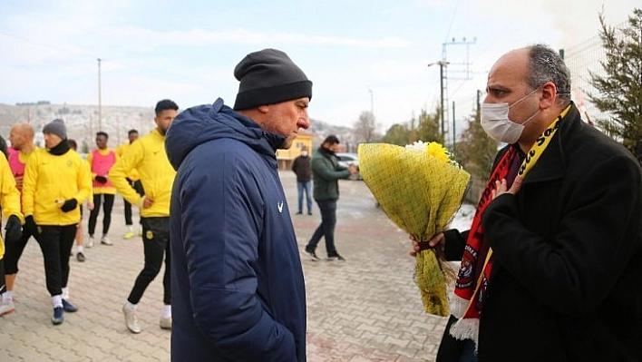 Yeni Malatyaspor taraftarından takıma destek, yönetime tepki