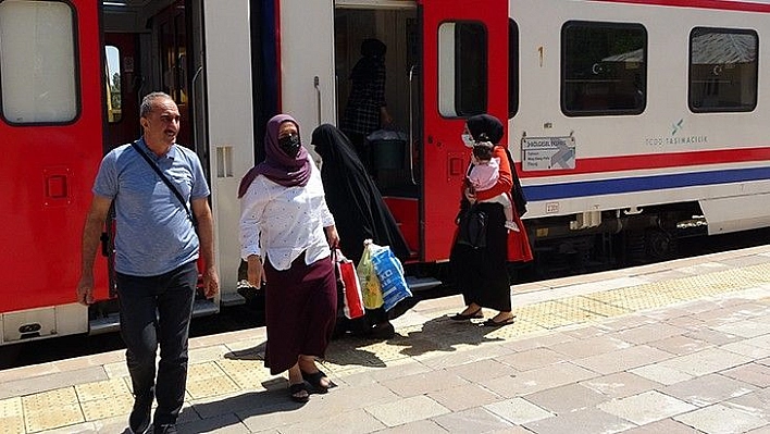 Yeniden başlayan tren seferleri vatandaşı sevindirdi