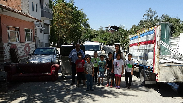 Yıkılmasını İstedikleri Ağır Hasarlı Bina İçin Yolu Trafiğe Kapattılar