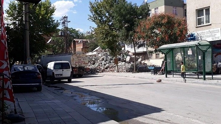 Yıkım esnasında göçük meydana geldi, iş makinası enkaz altında kaldı