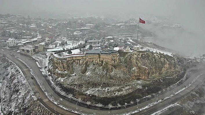 Yılın İlk Karının Yağdığı Harput'tan Kartpostallık Görüntülüler