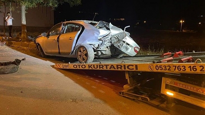 Yol kenarındaki ağaçlara çarpan otomobil hurdaya döndü: 2 yaralı