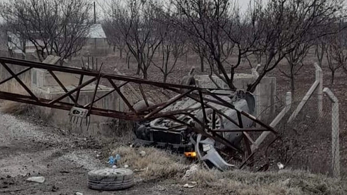 Yola Düşen Kabine Çarpan Otomobil Takla Attı: 2 Yaralı