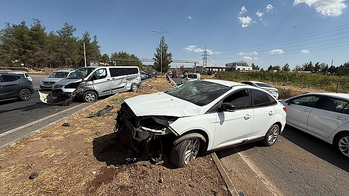 Yola kontrolsüz giren kamyonet, çarptığı otomobili karşı yola fırlattı