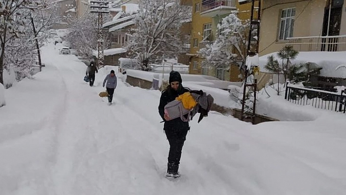 Yollar kapanınca hastalanan bebeği zabıta hastaneye ulaştırdı