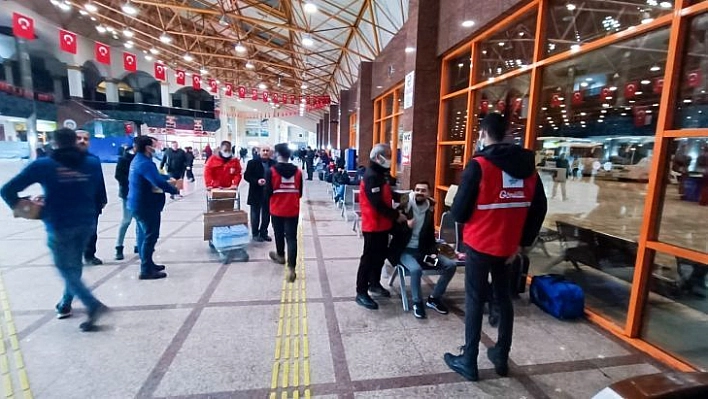 Yollarda kalanlar barınaklarda konaklıyor