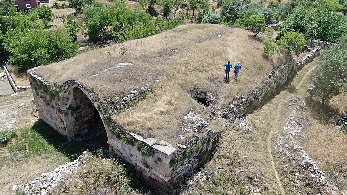 Zamana Direnen 750 Yıllık Kervansaray Restore Edilmeyi Bekliyor