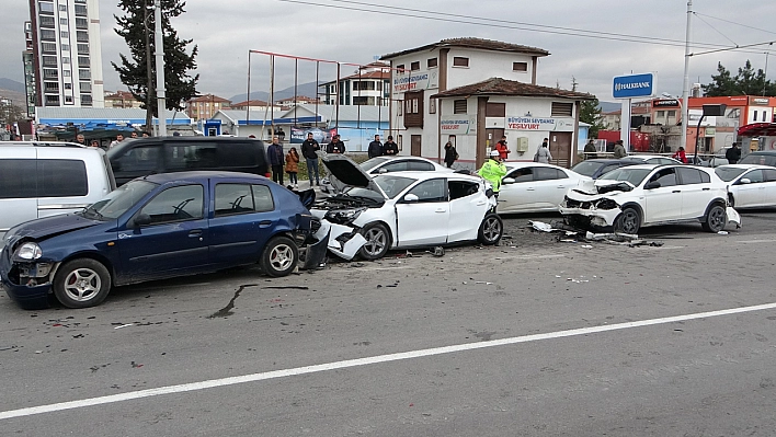 Zincirleme Kazada Can Pazarı: 1'i Ağır 5 Yaralı