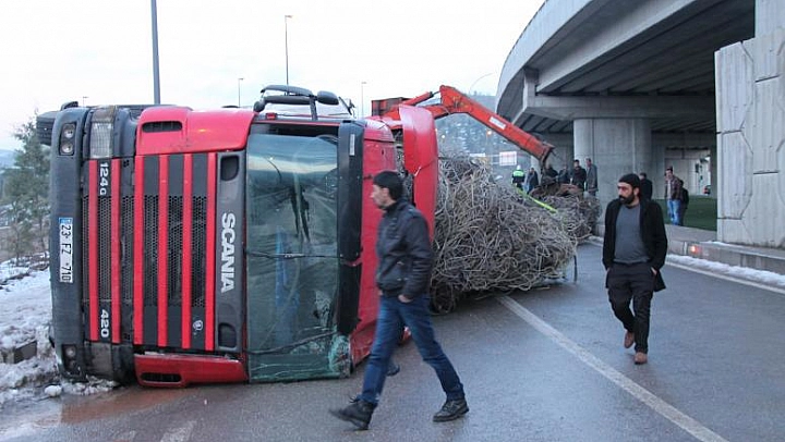 DEMİR YÜKLÜ TIR DEVRİLDİ: 1 YARALI