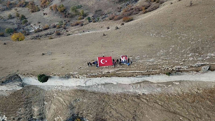 Gençler zirveye tırmanıp, Atatürk'ü andı