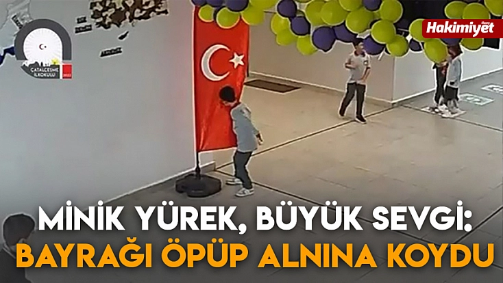 Minik yürek, büyük sevgi: bayrağı öpüp alnına koydu