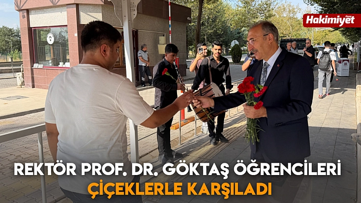 Rektör Prof. Dr. Göktaş öğrencileri çiçeklerle karşıladı